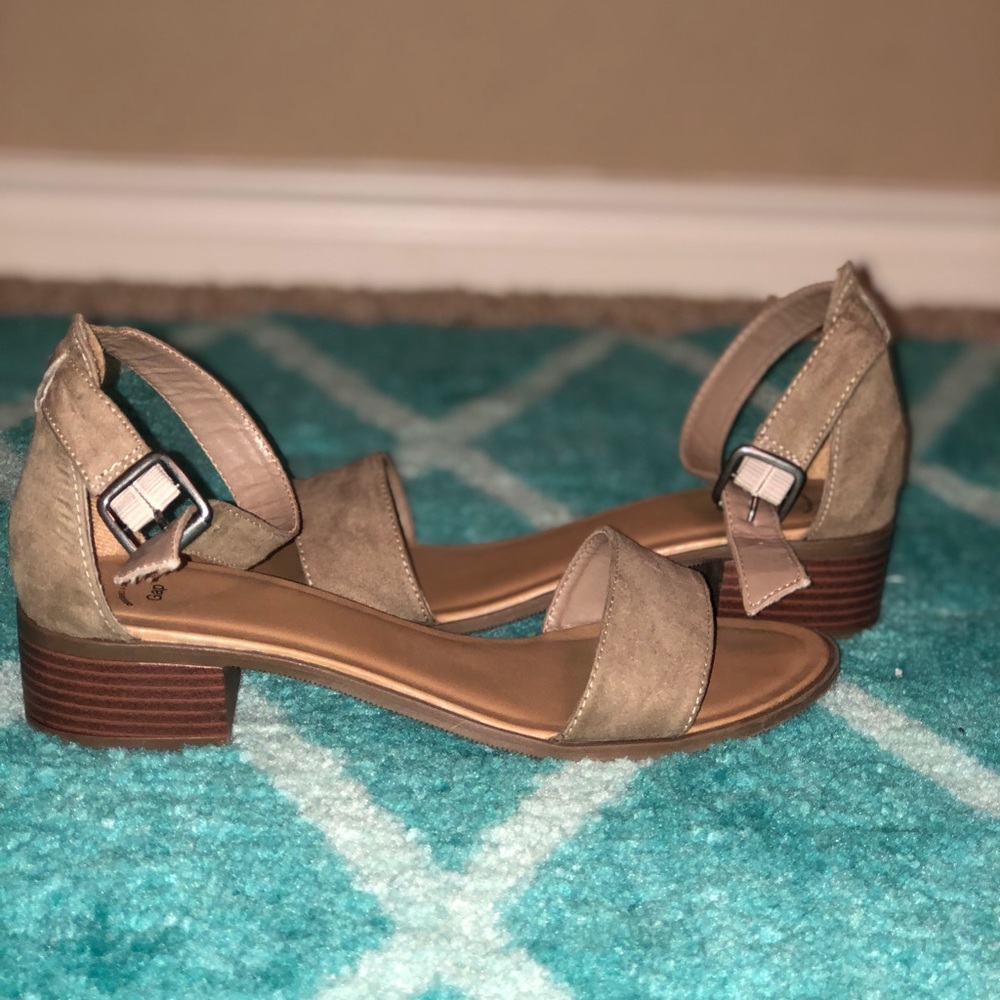 Gap tan heeled sandals
